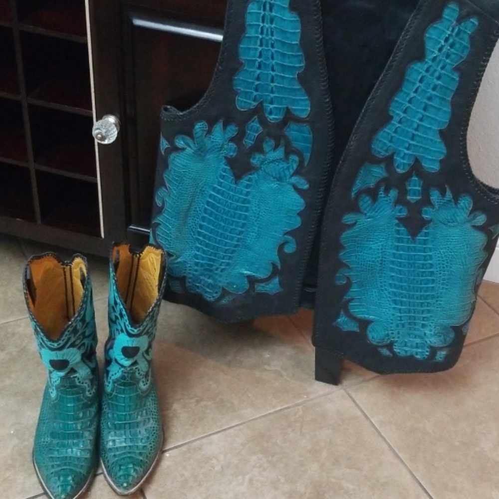 Botas y chaleco de cocodrilo